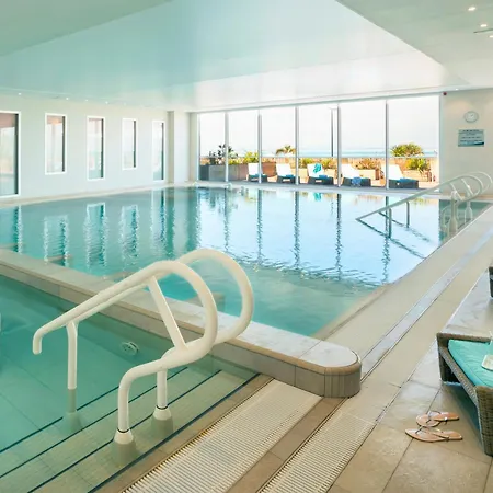 Отель Hotel De La Baie - Thalassotherapie Previthal Донвиль-ле-Бен