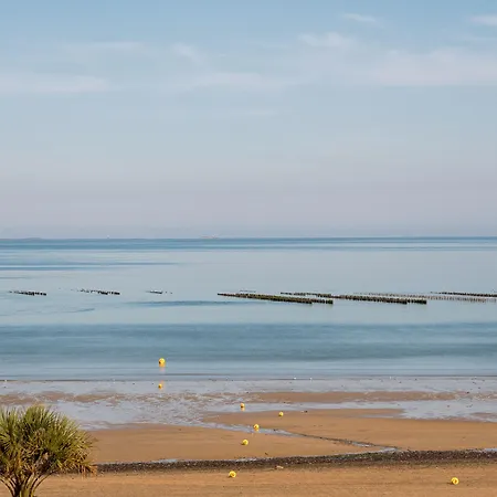 Отель Hotel De La Baie - Thalassotherapie Previthal Донвиль-ле-Бен